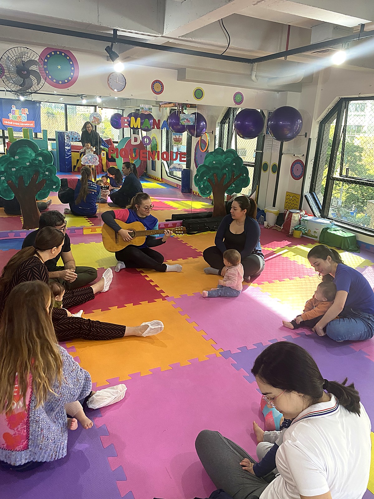 Turma de famílias na aula de musicalização na Baby Gym Itaim Bibi
